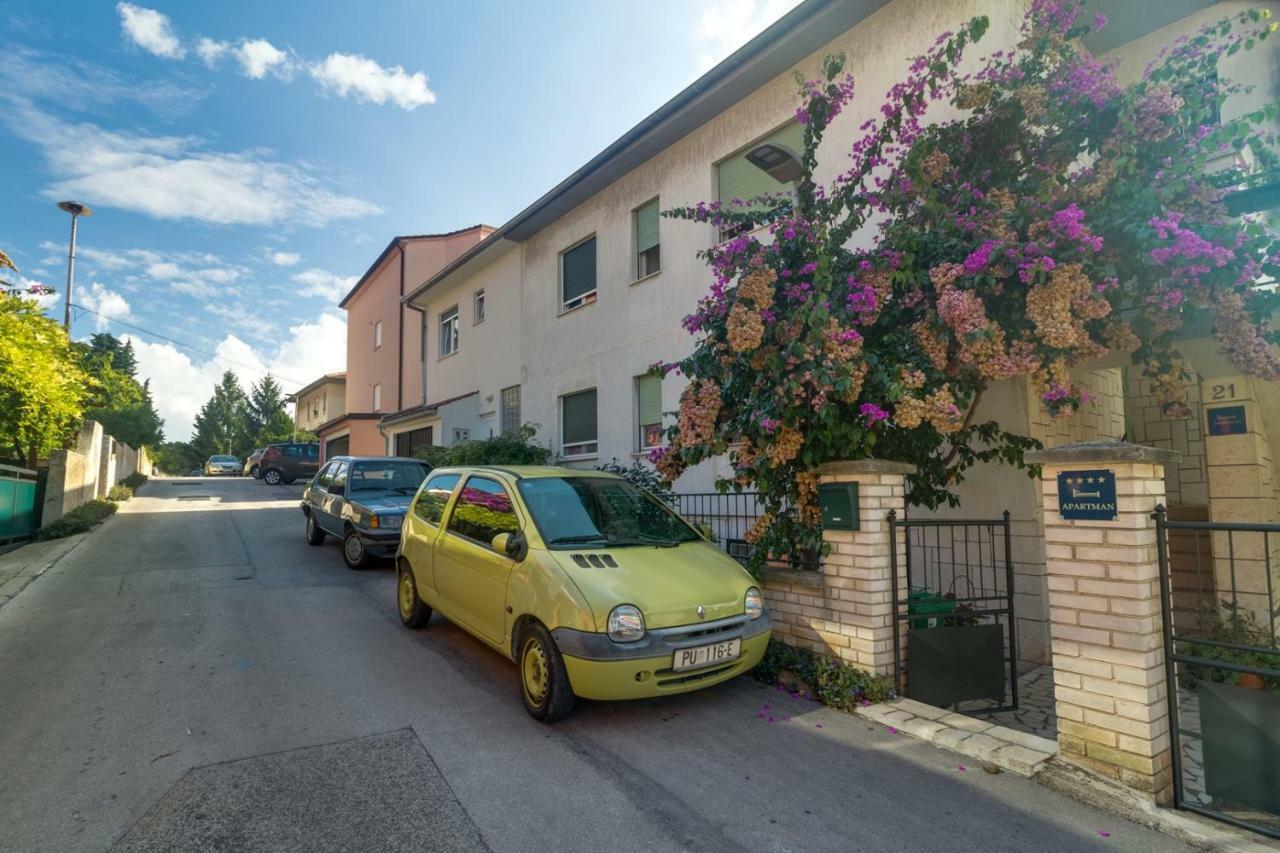 Apartments Tonka Near Beach And Sea Pula Exterior foto
