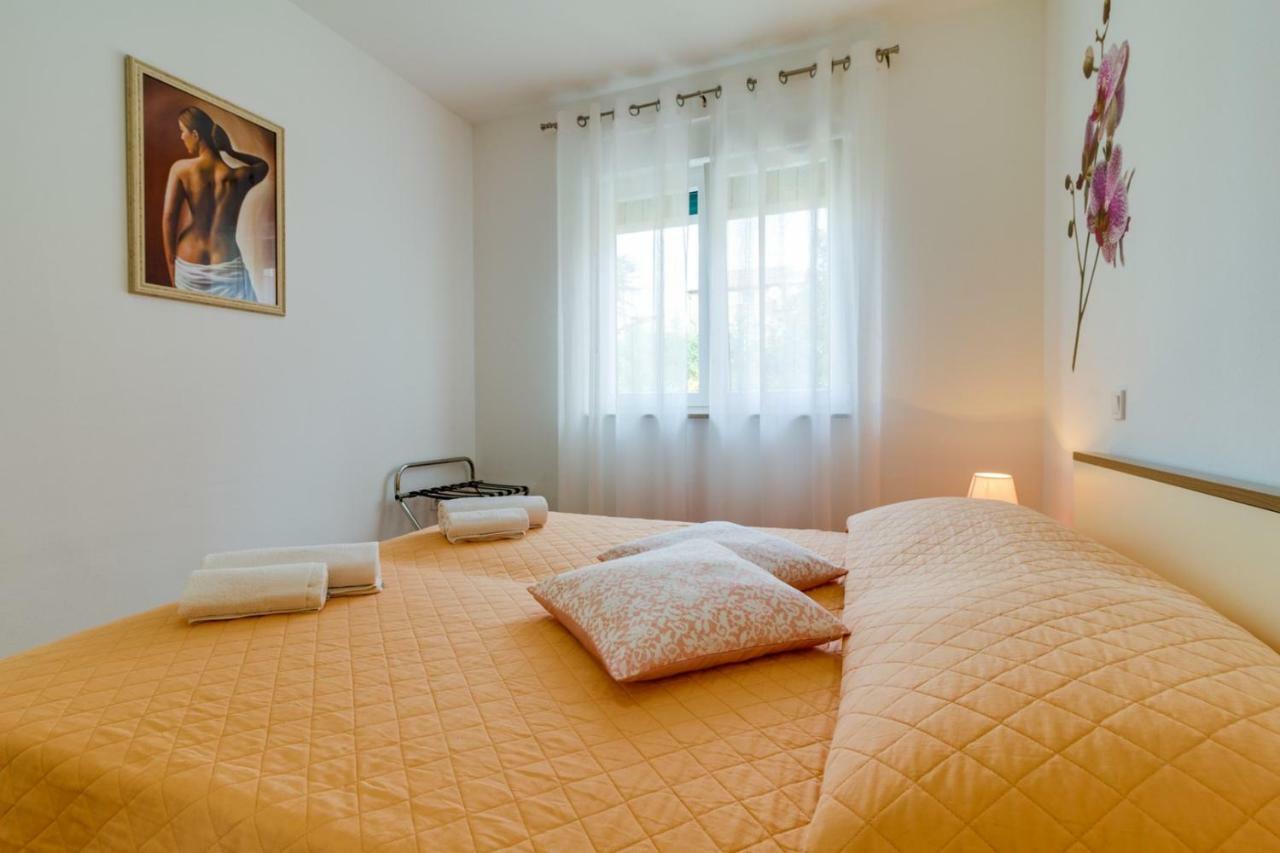 Apartments Tonka Near Beach And Sea Pula Exterior foto
